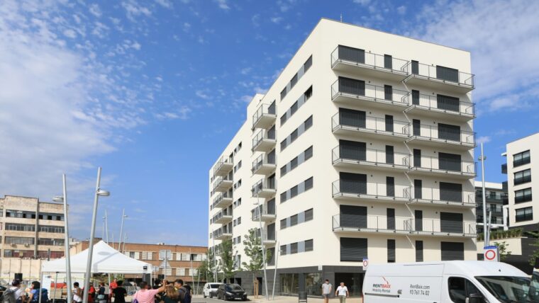 L’IMHAB entrega les claus de 44 habitatges protegits de lloguer assequible a la promoció de Cobega-Rambla Guipúscoa