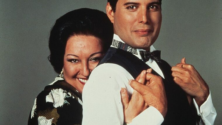 Montserrat Caballé abraçada a Freddie Mercury