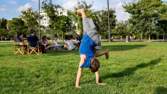Un nen fa una tombarella a la gespa de la Clariana del parc de les Glòries. Autor: Àlex Losada.