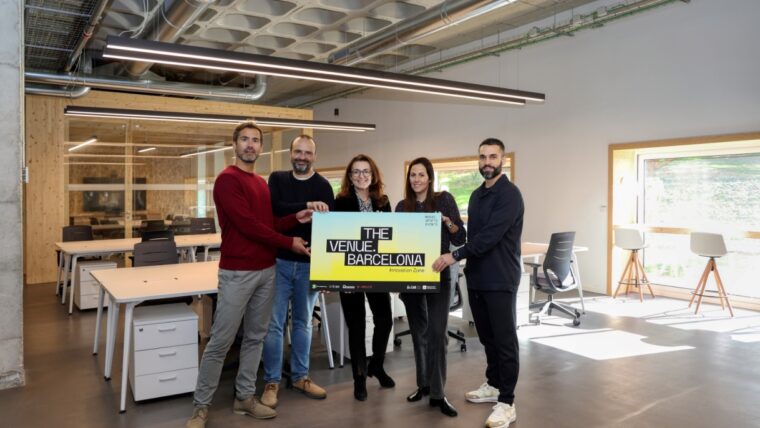 Els responsables de les quatre empreses gestores de The Venue Barcelona envoltant la directora de l’Anella Olímpica, Carme Lanuza.